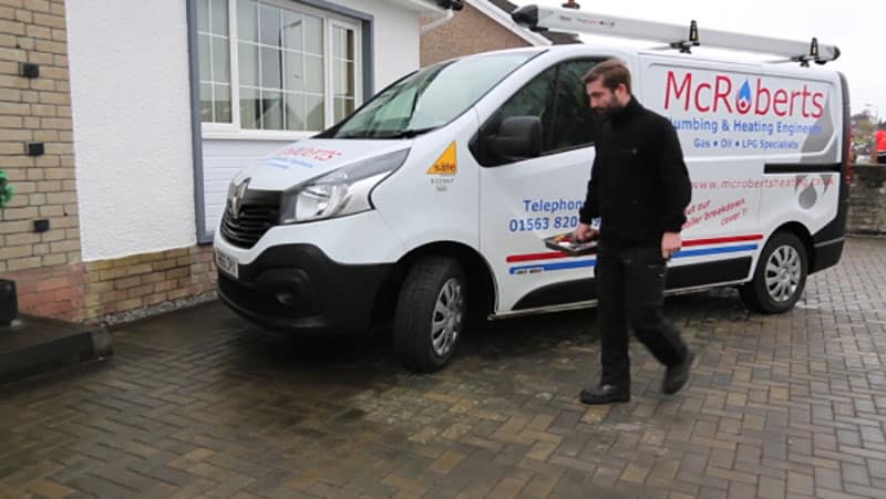 Emergency-plumber Emergency plumber arrives